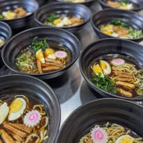 Varios tazones de ramen en cocina