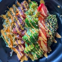 Plato de poke estilo japonés