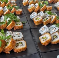 Bandeja de sushi variado